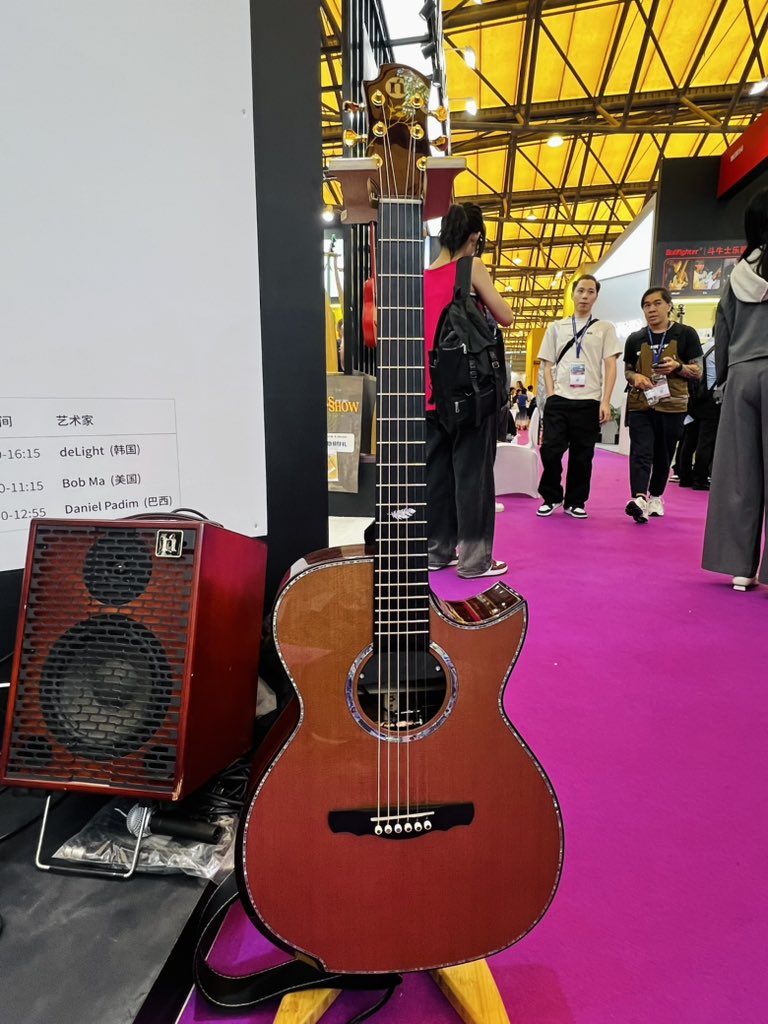 JES1988's tweet photo. ブラジルのフィンガースタイル ギタリスト『Daniel Padim』 Music Chinaで初お目見え、自身のシグネイチャーモデルを使用してデモ演奏。相変わらず素晴らしい演奏で多くの人が足を止めて演奏に聴き入っていました🎶この後に日本ツアーを行いますので要チェックです❗️
https://t.co/sAbwD6yCdo https://t.co/46RSoqHBqm