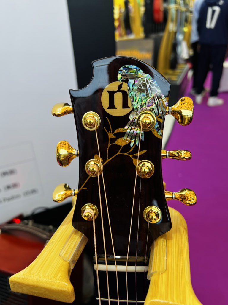 ブラジルのフィンガースタイル ギタリスト『Daniel Padim』 Music Chinaで初お目見え、自身のシグネイチャーモデルを使用してデモ演奏。相変わらず素晴らしい演奏で多くの人が足を止めて演奏に聴き入っていました🎶この後に日本ツアーを行いますので要チェックです❗️
acousticguitarmagazine.jp/2024-0905-dani…