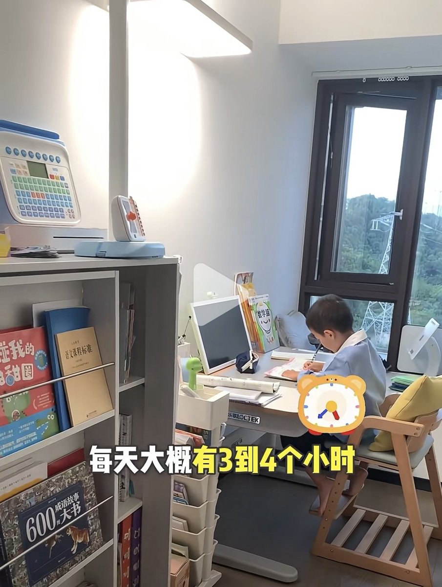 glmnnn's tweet photo. 问问大家，国内一年级小朋友每天书桌前写作业上网课三四个小时，是正常情况么？？（图是小红书一个买灯的带货博主图） https://t.co/3GJLDItWSG