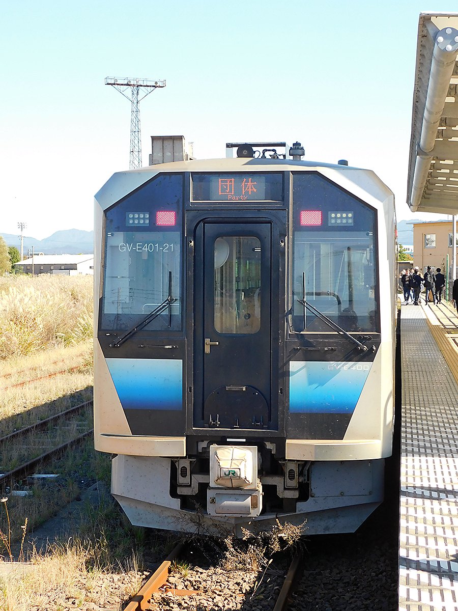 Toyoshina_M's tweet photo. 12日に開催された、JR秋田支社主催の「秋田港クルーズ列車乗車体験会」に参加してきました。
ただでさえ乗車へのハードルが高い秋田港支線ですが、ちょうどこのタイミングで支線の存廃問題が報じられ、今後の乗車チャンスはどれくらいあるのか見通しが不透明な情勢となりました。 https://t.co/sFbu0DnbNe