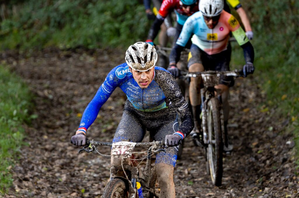 Uitslag NK Mountainbike Marathon 2024: In het Limburgse Eijsden is tijdens de Bart Brentjens Challenge mountainbiker Tim Smeenge (KMC) vandaag overtuigend Nederlands Kampioen geworden in de marathon discipline. Hij wist in de… dlvr.it/TFK4Zq #rideit #fietsen #cycling