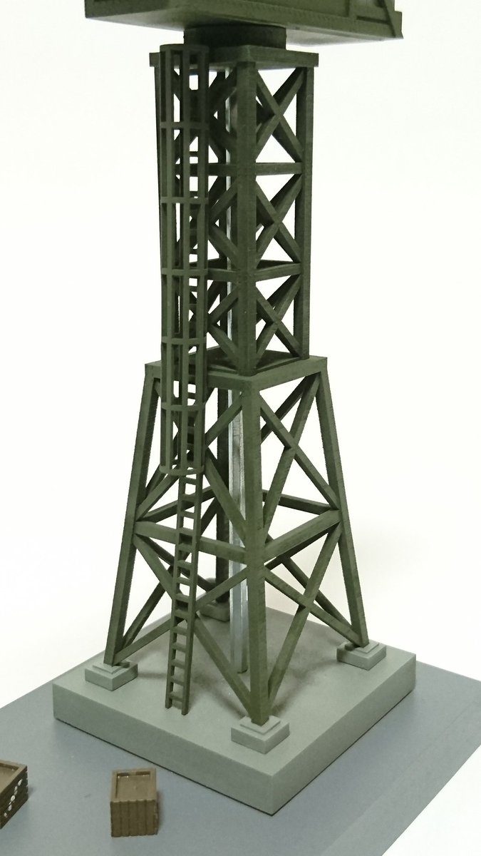 (2/5)
パーツの出力はこれまでと同様DMM.makeに注文し、材質は高精細プラスチックで出力しました。顔はカプセルプラレールのものを使用し、これを基準に設計しました。操縦室とアームは5期仕様のためチェーンで繋がれています。支柱の中心には操縦室の可動ギミック用の金属シャフトが通してあります。