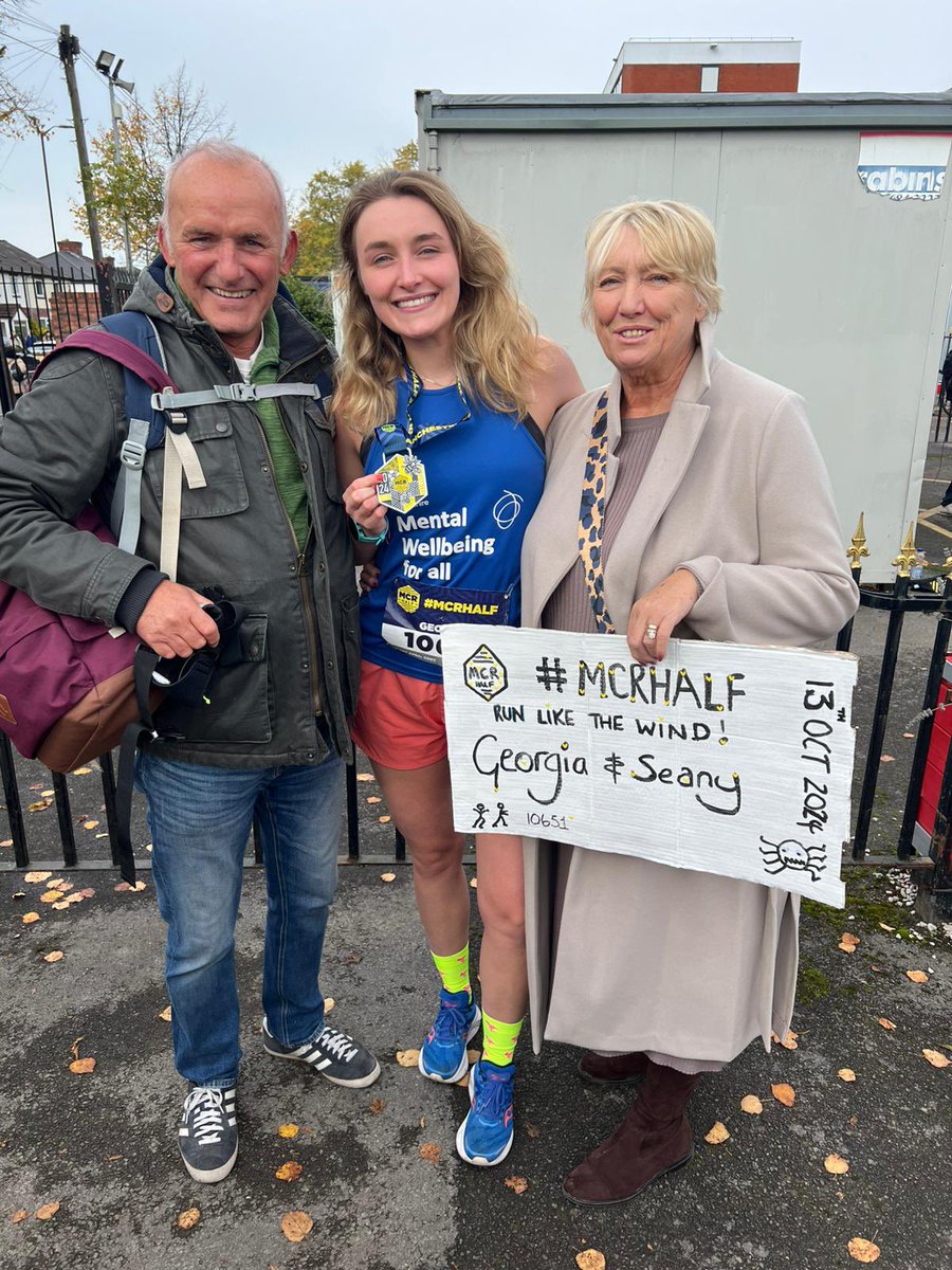 GeorgiaMJPsych's tweet photo. Yesterday I ran MCR Half 🐝 for Lancashire Mind 💙

It was an incredible day and I’m super chuffed to say I managed my goal of a sub 2 hour (1:58!) first half marathon!!

Had amazing support from family, friends and strangers in the streets of Manchester! ☺️ https://t.co/teNM9faj6e