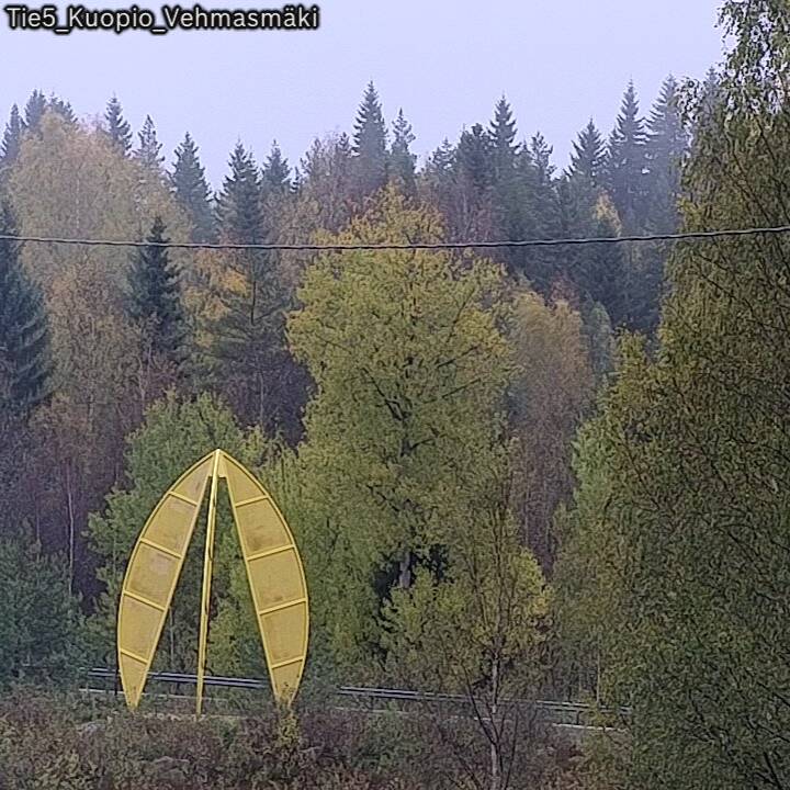 Fintraffic_fi's tweet photo. Tiesitkö, että Fintrafficin kelikameroista voit bongata myös taidetta? 🤩 Antero Toikan teräsveistos Vaeltaja näkyy Kuopion Vehmasmäessä valtatiellä 5. Fintrafficin nettisivuilta löydät kaikki suomen 772 kelikameraa. Mitä taideteoksia sinä olet bongannut maanteillä? ✨ https://t.co/8GFvATfPCu