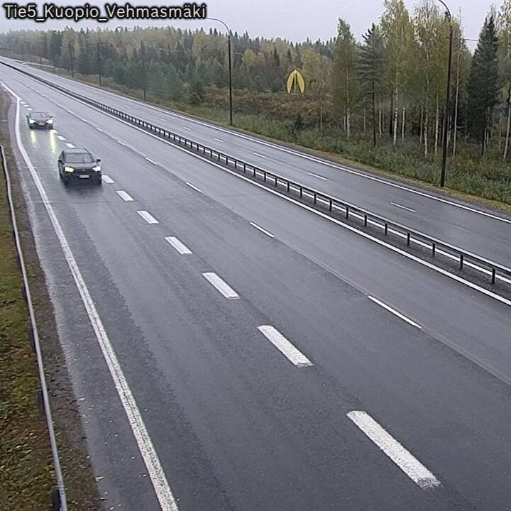 Fintraffic_fi's tweet photo. Tiesitkö, että Fintrafficin kelikameroista voit bongata myös taidetta? 🤩 Antero Toikan teräsveistos Vaeltaja näkyy Kuopion Vehmasmäessä valtatiellä 5. Fintrafficin nettisivuilta löydät kaikki suomen 772 kelikameraa. Mitä taideteoksia sinä olet bongannut maanteillä? ✨ https://t.co/8GFvATfPCu