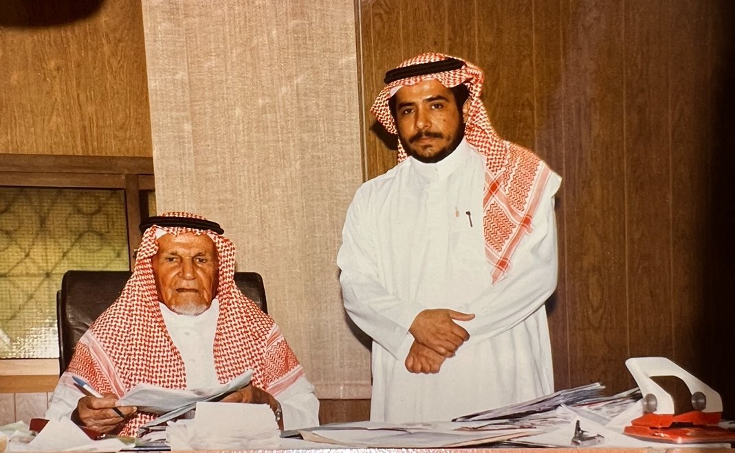 AlOdhibii's tweet photo. ( رجال المواصلات/ محمد السديس 6️⃣)
تشرفت بإعداد المادة العلمية لموسوعة (المواصلات )في بعض مدن المنطقة الوسطى بمناسبة المئوية عام 1419 هـ وإعداد لقاءات مع الكثير من الشخصيات منذ عام 1417هـ 
🔺واليوم يسرنا تقديم حلقة مع الشيخ/محمد بن صالح عبدالله السديس (صاحب نقليات السديس)
🔺الولادة
ولد العم/محمد بن صالح عبدالله السديس في محافظة/ رياض الخبراء بمنطقة #القصيم عام عام 1325 هـ وكان وقت اللقاء يبلغ من العمر 92 عام(رحمه الله)
🔺حياته التعليمية
درس ضيفنا القرآن والعلوم الشرعية على يد الشيخان/عبدالله وعمر بن سليم في مدينة #بريدة
حيث أرسله أهله إلى #بريدة لطلب العلم
🔺بداية التجارة
يقول العم محمد عندما كان عمره 18 سنة اشتغل في النقل على الجمال (الخاصة به) بتحميل العيش والتمر من #عنيزة و #رياض_الخبراء إلى #المدينة
وكان يشتري الجمل بقيمة 65 ريال
 🔺وبعد أن أمضي عامين بالنقل اشتغل بالزراعة لمدة سبع سنوات ولم ينجح حسب قوله
فذهب إلى #الأحساء وأشتغل فيها ثلاث سنوات
🔺ومن الخسائر يقول ضيفنا
في يوم مات من ابله 23 ناقة ثم رجع إلى #الرياض ومنه إلى مدينة #الخرج وعمل لدى الوزير عبدالله بن سليمان في مشروع الخرج الزراعي لغرس النخيل وزراعة القمح و غرس ضيفنا 17,000 نخلة بمساعدة 200 عامل
وكان رئيس رئيس للعمال بأجرة 20 ريال
واستمر ضيفنا بالعمل حتى جاءت البعثة الأمريكية لتدريبهم على الزراعة
وتعليمهم اللغة الإنجليزية بافتتاح مدرسة تابعة للشركة تختص بالزراعة وتعليم اللغة الإنجليزية
🔺وكان الطلاب يستلمون مكافأة قدرها 80 ريال للطالب حتى وصل راتب ضيفنا بتوفيق الله إلى 350 ريال لسرعة تعلمه اللغة الإنجليزية قراءة وكتابه فأصبح مترجم بين العمال والأمريكان 
وعمل ضيفنا مقاول في حصاد البرسيم و المواشي
وبعد الحرب العالمية الثانية رحل الأمريكان واستمر ضيفنا في عمله
🔺بداية النقل بالسيارات
اشترى ضيفنا 4 سيارات وبدأ بنقل منتجات الزراعة و الحديد إلى #تبوك
 وبتوفيق الله توسع في عمله واشترى السيارات بالدين بقيمة 70 الف ريال وكان يسدد كل 3 أشهر 3000 ريال
وبداء في نقل الارزاق للتجار في #القصيم و #حائل وبلدان اخرى وقيمة الرد الواحد 1000 ريال ولم تكن الطرق مسفلته ويجدون وعورة بالطريق
🔺وتوسع بالتجارة بنقل الغاز من #الدمام إلى #جدة واستمر بهذا العمل مدة 7 اعوام
🔺وسافر العم محمد كذلك إلى #لبنان #بيروت لنقل الفواكه والخضار الى #السعودية
وعمل بنقل مادة الأسفلت إلى #طريف
وتعاون مع شركة الكهرباء لنقل المكائن والمحروقات
🔺(تحمل المسؤولية الوطنية)
طلب منه مسؤول في الرياض(ابن عدوان) طلب عاجل جداً بنقل المحروقات من أرامكو إلى الرياض بسبب خسارة المقاول السابق
وأن الكهرباء سينطفئ عن مدينة الرياض خلال يوم واحد وتحمل ضيفنا تلك المسؤلية العاجلة وجمع سياراته وبداء بنقل المحروقات من محطة خريص للرياض
وعند وصول الناقلات محملة بالوقود وجد أحد الضباط باستقباله يريد القبض عليه لأنه ترك مقاولته بالنقل الى #الأحساء
 فطلب ضيفنا العم محمد مقابلة سمو الأمير سلمان بن عبدالعزيز لإخباره بما حدث وتفهم الأمير سلمان الوضع وأمر الضابط بعدم التعرض له وأستمرار السيارات بالنقل إلى #الرياض
🔺التخطيط للمستقبل
سافر إلى #لبنان #بيروت و #الكويت وكان عمرة 50 عام لشراء رؤوس تريلات وتصنيع متطلباتها
وبدا بالنقل من المصفاة إلى الرياض واستمر 12 سنة
🔺فعاود نشاطه بالعمل مع بترومين
بعد قيام الحرب بين العراق وإيران
وكان ضيفنا يتابع العمل بنفسه ويتقدم السيارات بنقل المحروقات بجميع المهام الوطنية التي يتم تكليفه بها ويساعده بذلك ابنيه عبدالرحمن وعبدالله واخوانهم
🔺وعن عدد السيارات 
يقول انه كان يملك 20 سيارة نقل حتى وصلت لعدد اكثر من 200 سيارة كأكبر أسطول بري في الشرق الأوسط وتخدمها ورش في جدة والرياض و #الدمام
 ولا يخلوا العمل من حوادث السيارات ويتم التعامل معها بدراسة اسباب حدوثها يتخلله المحاسبة والرحمة والعطف
🔺وعن إدارة العمل بالوقت الحالي 1418 هـ يقول أن أولاده عبدالله وعبد الرحمن يعملون معه منذ عام 1372 هـ ويساعدوه بإدارة العمل
🔺ويتم احضار السائقين من جميع البلدان فيسافر ابنه واستئجار شاحنة لاختبار واختيار السائقين عليها ويكون السائق الجديد مرافق لأحد السائقين ليتعرف على الطرق والمدن والمصاعب
🔺وبمناسبه مرور 100 عام على توحيد المملكة قال العم محمد السديس 
أن الملك عبد العزيز حقق بفضل الله نشر العلم و الأمن للمواطنين في السعودية
🔺المقاولات
عمل ضيفنا بالمقاولات و قام بتمهيد الطريق الرملي من الخرج للرياض
و عمل في بناء بعض  مساجد #الرياض
وأكمل بناء قصر الملك سعود في الخرج
🔺توفي ضيفنا العم محمد السديس عام 1425 هـ رحمه الله ووالدينا وجميع المسلمين 🤲

@alsudais_family
@rkbldna   @Alsari334
  @BUKQsa
@Media_buk
@shababqassim