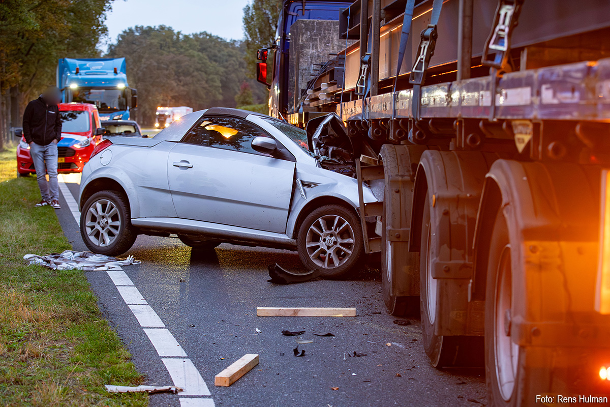 Aanrijding auto en vrachtwagen op N332