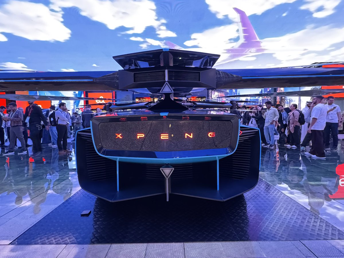 36krJ's tweet image. #GITEX Global 2024 @ Dubai World Trade Centre 

今年の米CESでも話題になった、中国メーカー「小鵬匯天（Xpeng Aeroht）」のコンセプトモデルの空飛ぶクルマが、ドバイの見本市でも大きな反響。
こういう“大胆”なテクノロジー、奇抜な中東の国々にウケが良さそうですね👾
