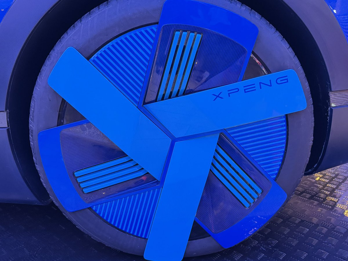 36krJ's tweet image. #GITEX Global 2024 @ Dubai World Trade Centre 

今年の米CESでも話題になった、中国メーカー「小鵬匯天（Xpeng Aeroht）」のコンセプトモデルの空飛ぶクルマが、ドバイの見本市でも大きな反響。
こういう“大胆”なテクノロジー、奇抜な中東の国々にウケが良さそうですね👾