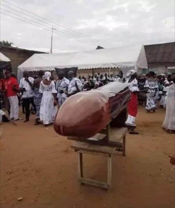 AfricanHub_'s tweet image. A family in Ghana buried their daughter (prostitute) in a casket resembling what she liked most.

Your thoughts on this