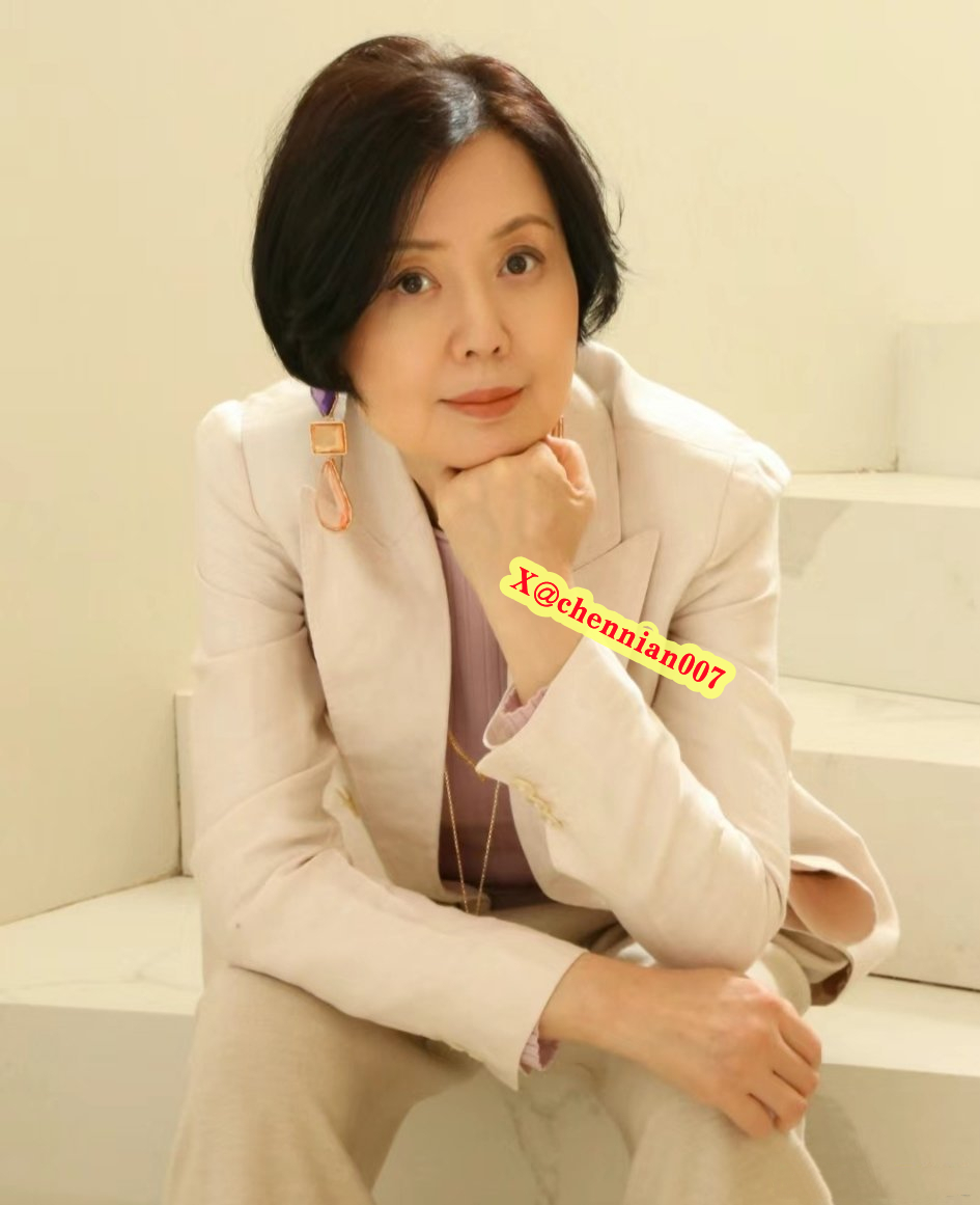 槐花树下家狗犬吠，梧桐与海棠藏在我们的小巷，我还没长大，你也没变老。 https://t.co/6Ece93scIp
