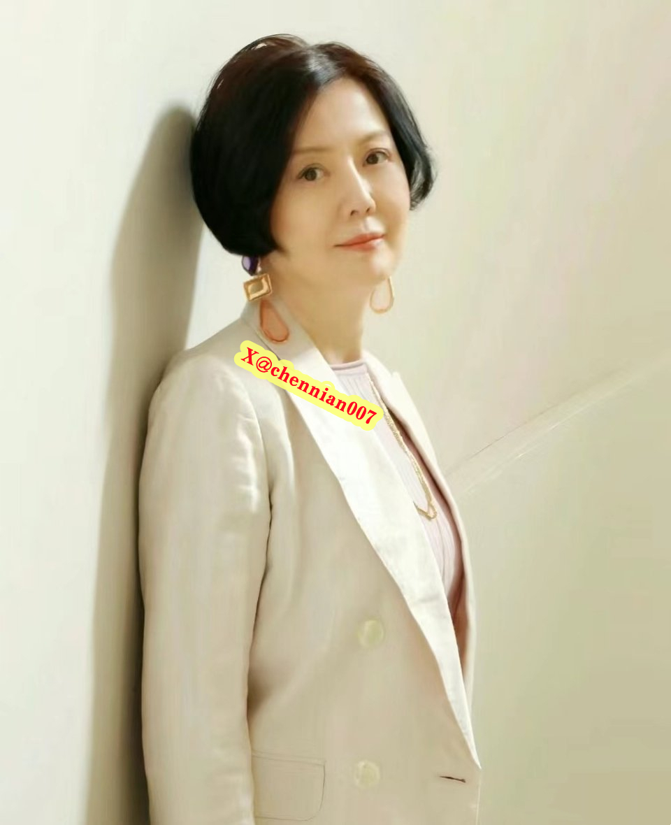 槐花树下家狗犬吠，梧桐与海棠藏在我们的小巷，我还没长大，你也没变老。 https://t.co/6Ece93scIp