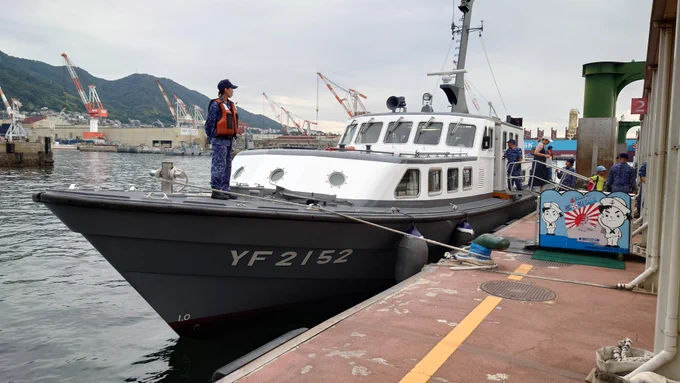 帰りは呉基地係船堀地区から無料シャトルシップで呉中央桟橋へ自衛隊の船 