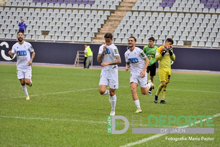 eldeportedejaen's tweet photo. ⚽️ El resumen fotográfico de la victoria del @RealJaenCF ante el @CD_HuetorVega 

📸 Imágenes de @JuandeOrBea 

Galería completa aquí👇🏻
https://t.co/fZZg5ZSbn6 https://t.co/Z9M4EFH8z6
