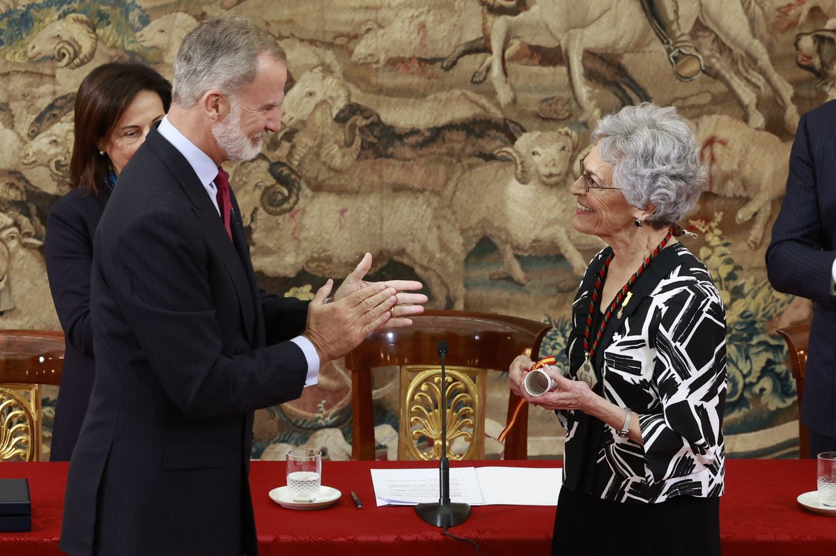 PremioOrdenesEs's tweet photo. 🗓 𝟏𝟏 - 𝐨𝐜𝐭𝐮𝐛𝐫𝐞 - 𝟐𝟎𝟐𝟒

Ceremonia de entrega de la 𝐕𝐈 𝐄𝐃𝐈𝐂𝐈𝐎́𝐍 del #PremioDeHistoriaÓrdenesEspañolas a 𝑪𝒂𝒓𝒍𝒂 𝑹𝒂𝒉𝒏. 🎖

Hizo entrega del galardón S. M. El Rey Felipe VI en un acto celebrado en El Palacio Real De El Pardo.   

#HistoriaDeEspaña https://t.co/mJoRZ46ioa