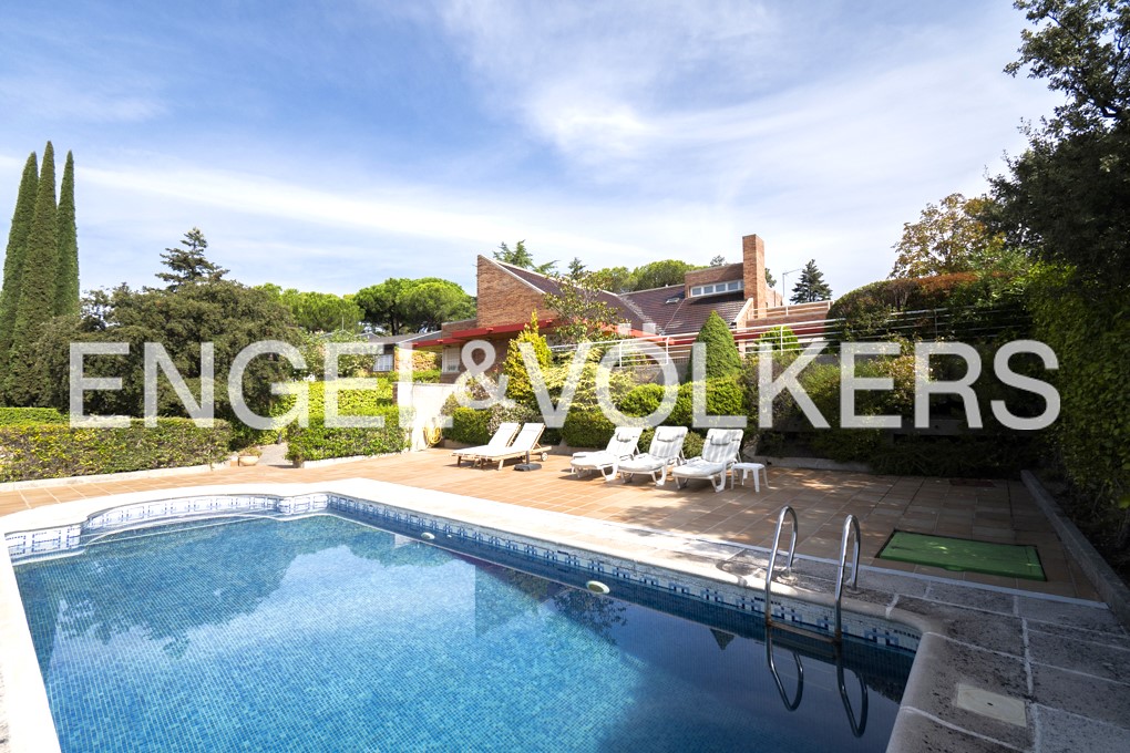 ¡Feliz lunes! Comenzamos semana nueva y en <a href="/engelvoelkers/">engelvoelkers</a>.torrelodones estrenamos también nueva propiedad, un impresionante chalet unifamiliar de estilo moderno en pleno centro de Torrelodones. ¡Consúltanos! +34.91.859.43.85
engelvoelkers.com/es/exposes/02d…