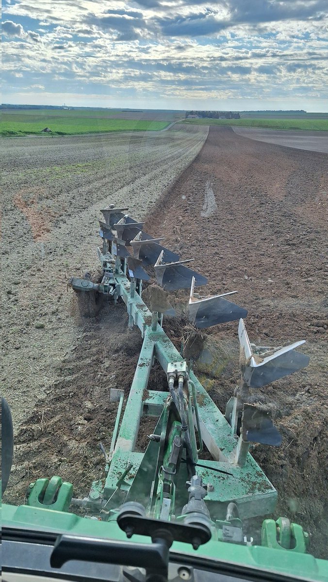 AlexisLeherle's tweet photo. Je n'avais pas prévu de labourer cette parcelle pour semer #Léon l'escourgeon, mais vu la météo, je me suis décidé à ressortir la #Charlier.
Semis de #KWSFaro, cet après-midi https://t.co/qLTxEr36Sk