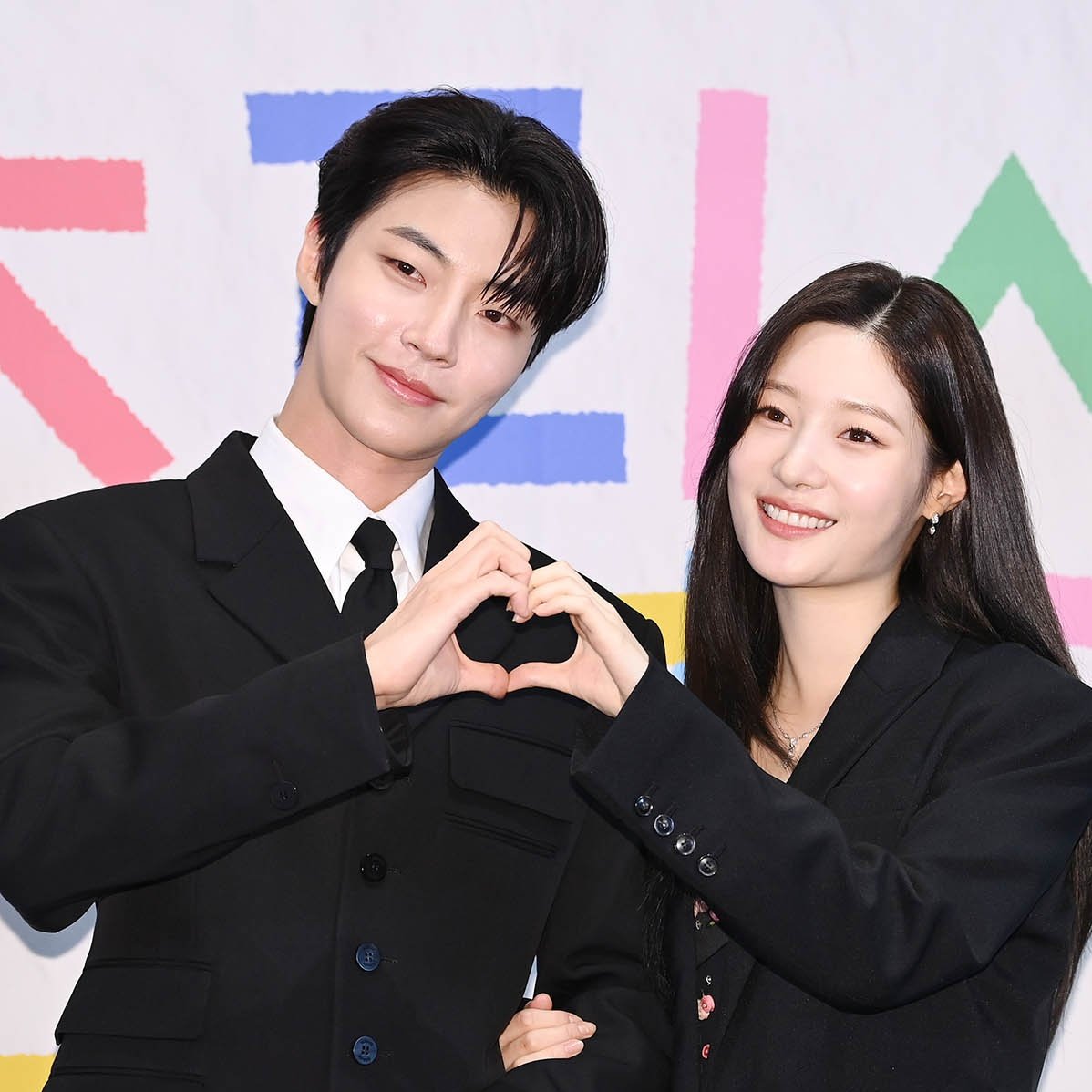 yoonjuwoi's tweet photo. i will never get tired of them and how close, comfy, and unafraid they are... they're promoting like they're a holywood onscreen ship and its refreshing to see 🦋😭 #FamilyByChoice #HwangInyoup #JungChaeyeon https://t.co/XzHF4SNXny