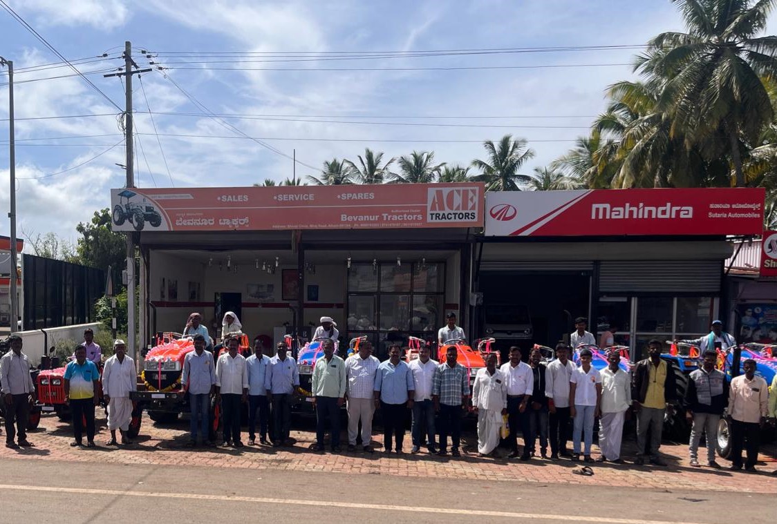 ACETractorIndia's tweet photo. अथानी, बेलगाम में ACE ट्रैक्टर्स मेगा डिलीवरी समारोह सफलतापूर्वक संपन्न हुआ। डिलीवरी की एक झलक...
#ACE #ACETractorsIndia #congratulations #acetractors #tractordelivery #acetractorsdealers #tractordealer #tractor #Athani #Belgaum https://t.co/1ors3l8cYY
