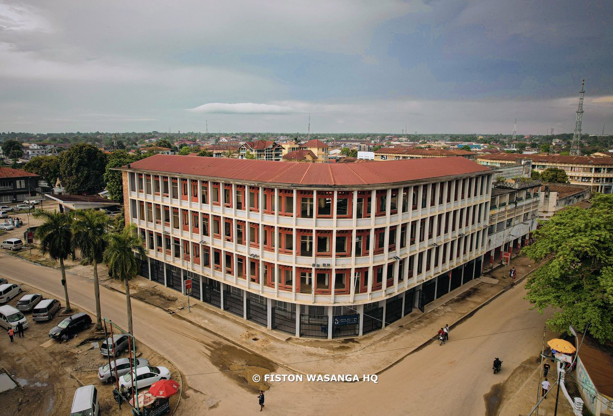 Bon début de semaine à tous 👐

Nous sommes à Kisangani une ville de la République démocratique du Congo, capitale de la vaste province de Tshopo, Kisangani portait à l'époque coloniale le nom de Stanleyville.

📍Immeuble Belgika Kisangani 🏢
Votre photographe 📸