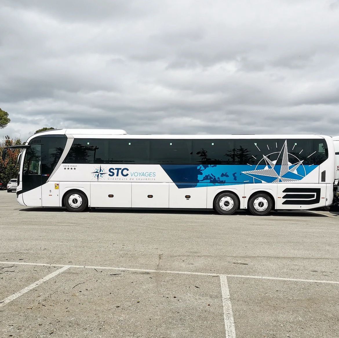 Ghana_Ronaldo's tweet photo. Those with traveling experience , please which of these buses is more safer to use in traveling 🧭??

STC , 2M Express or VIP ?? 💭 🤔 https://t.co/fRQDZ6kFWI