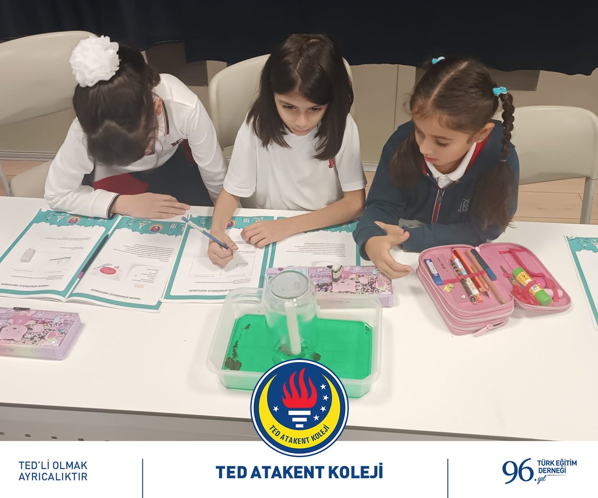 3. sınıf öğrencilerimiz, "Bilim Atölyesi" dersinde "Yangın Söndürücü Yapıyorum" isimli deneyi yaptılar. Bu deneyde öğrenciler; mum, kavanoz, su ve plastik kap kullanarak yanma reaksiyonunun gerçekleşebilmesi için oksijene ihtiyaç duyulduğunu fark ettiler.