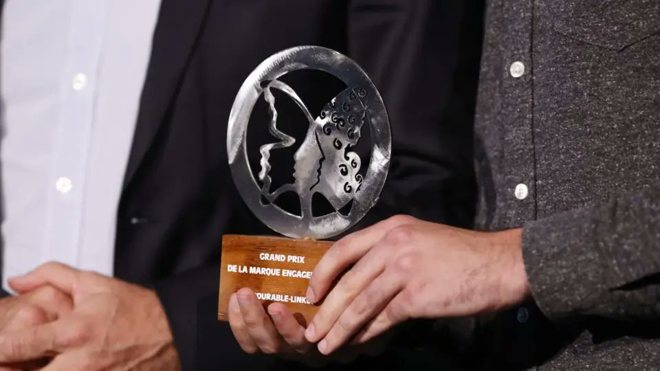 CreativLinkFR's tweet image. Découvrez les marques engagées récompensées lors de la dernière édition de @PRODURABLE !

👏 notamment à Oxbow, Agilauto, Agoterra, Groupe Deret &amp;amp; Règles Élémentaires, Vever et Pandobac ! 

Tous les détails ici. ▶️ tinyurl.com/2udput92 (v/ @INfluencialemag)

#Produrable #RSE