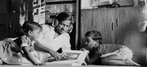 DJR_Raja4ever's tweet photo. Was collecting some Raja pics.. 
here is the collection for you 👇 😍😎

pics collection of #Isaignani #illayaraaja #Maestro 😍😍 #Thread 

1/n https://t.co/WorWEXcu8S