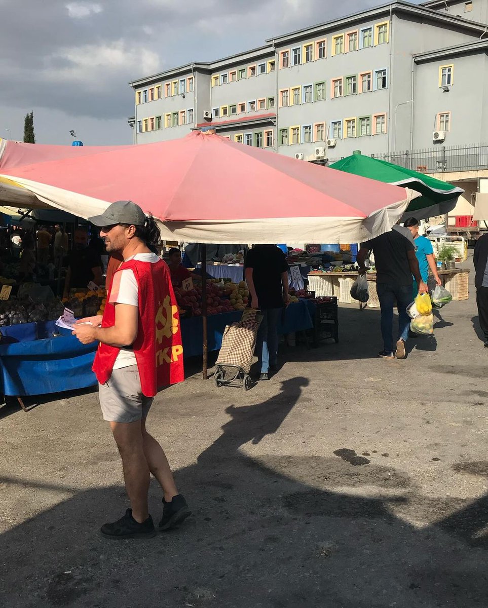 KoopBuca's tweet photo. Komşularımız ile pazarda buluştuk. Gazetemizi verdik, semt evimizde yapacağımız atölyeler hakkında konuştuk.
#Buca #BucaKoop
#TKP #izmir https://t.co/q0ti9lpXYA