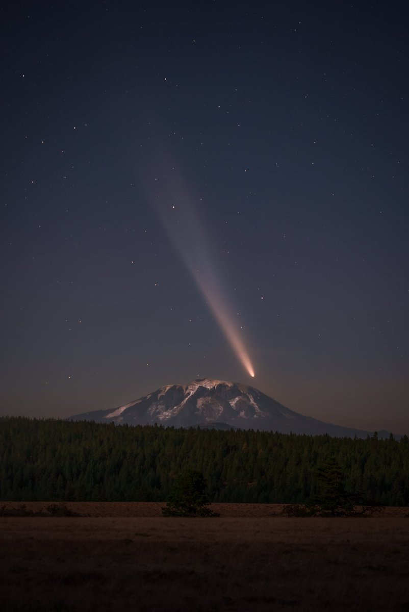 KennethLerose's tweet image. Comet Tsuchinshan-Atlas seen over Mt. Adams a few hours ago! 🤯☄️