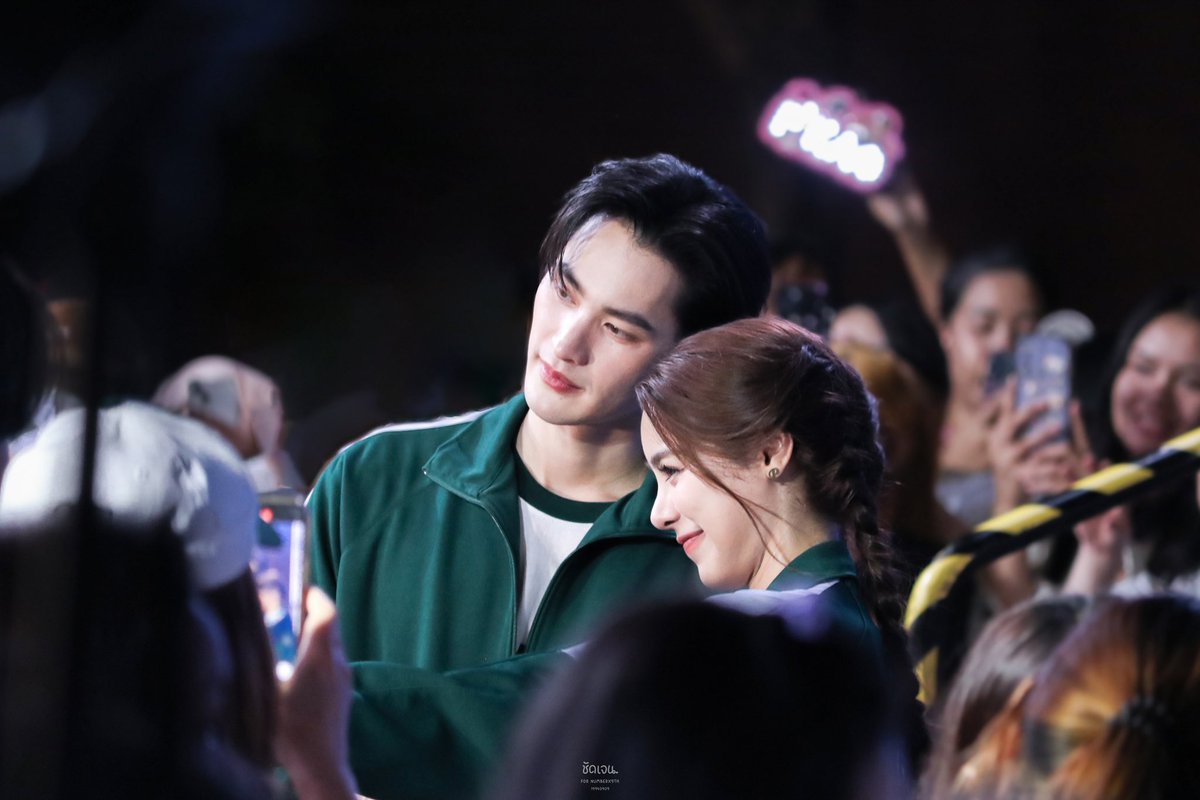 _02CLEAR's tweet photo. ถ้าพื้นตึกเตยทรุด พื้นสยามก็ทรุดเหมือนกันแหละ นพก.ยืนตัวไม่เคยตรงเลยยแกกก 🫠😜✨

#estxSG2xnumber_9th
#estxSG2xpunpreedee
#เก้าพีพี https://t.co/ax8Kqg3nSd