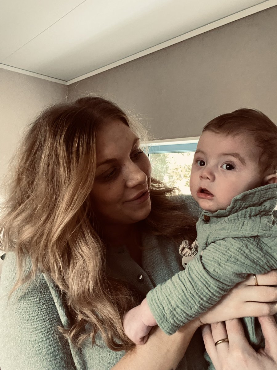 Jobannas's tweet photo. Uppdatering från öppna fsk.. en mamma berättade att hennes son skrek varje gång  hon pratade. Då skämtade jag och sa ”åh, en liten kvinnohatare”. Hon blev jättekränkt och svarade helt seriöst ”nej det är han inte alls” NEJ JAG TRODDE INTE ATT DIN TRE MÅNADERS BEBIS HAR EN ÅSIKT https://t.co/ObKhPWVDfb