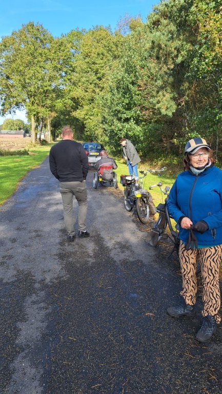 VlearmoesAngels's tweet photo. Bokbiertocht 2024 tussen de buien door .......voor meer: klik hier ->  https://t.co/XkEPo3dnCp  
#neede #solex https://t.co/xcQ6hJ4Ef0