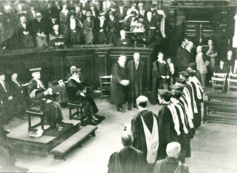 University of Oxford (@uniofoxford) on Twitter photo #OnThisDay in 1920, the first women received their Oxford degrees 🎓
📷 | <a href="/StAnnesCollege/">St Anne's College</a> #OnThisDay in 1920, the first women received their Oxford degrees 🎓
📷 | <a href="/StAnnesCollege/">St Anne's College</a>