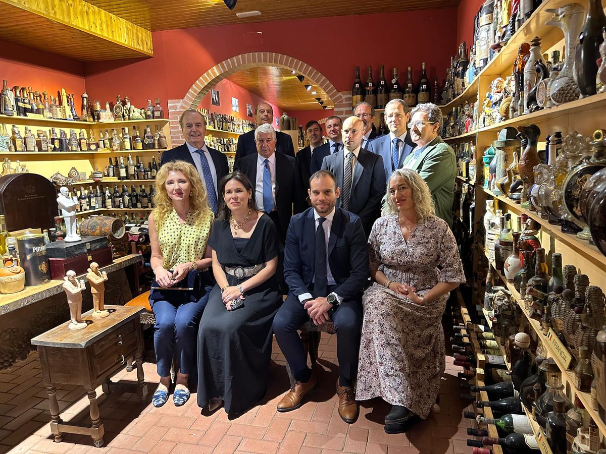 Un  tesoro: Los miles de botellas de diferentes bebidas del "Museo Perico Chicote",  la mejor del mundo en su modalidad. Ese gran coleccionista que es Arturo Fernández la adquirió para su restaurante de Cantoblanco (antes de que terminara en EEUU...). Gracias por sus aficiones!.