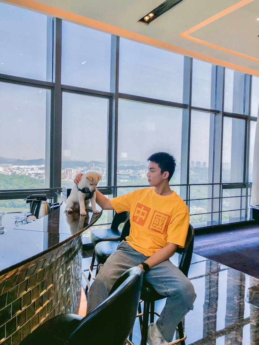 #吴磊[超话]#  路小北@吴磊LEO 和萌妹儿香香小北，磊哥超宠溺！#吴磊# ​อู่เหล่ย