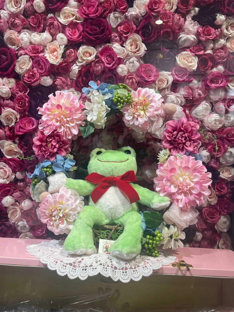 avecunthe's tweet photo. 先日の演奏会の反省会と次の演奏会の打ち合わせを兼ねて、新宿のル・サロン・ド・ニナスのアフタヌーンティーに！
華やかな香りの紅茶と上品な甘味の秋のお菓子を楽しみました。
カエルのピクルスとのコラボをしていて、かわいらしい空間で優雅なひと時を過ごせました。

#ニナス #アフタヌーンティー https://t.co/6MW3rAmQFm
