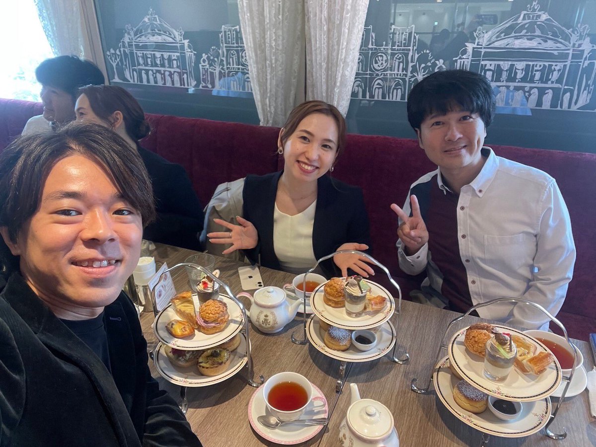 avecunthe's tweet photo. 先日の演奏会の反省会と次の演奏会の打ち合わせを兼ねて、新宿のル・サロン・ド・ニナスのアフタヌーンティーに！
華やかな香りの紅茶と上品な甘味の秋のお菓子を楽しみました。
カエルのピクルスとのコラボをしていて、かわいらしい空間で優雅なひと時を過ごせました。

#ニナス #アフタヌーンティー https://t.co/6MW3rAmQFm