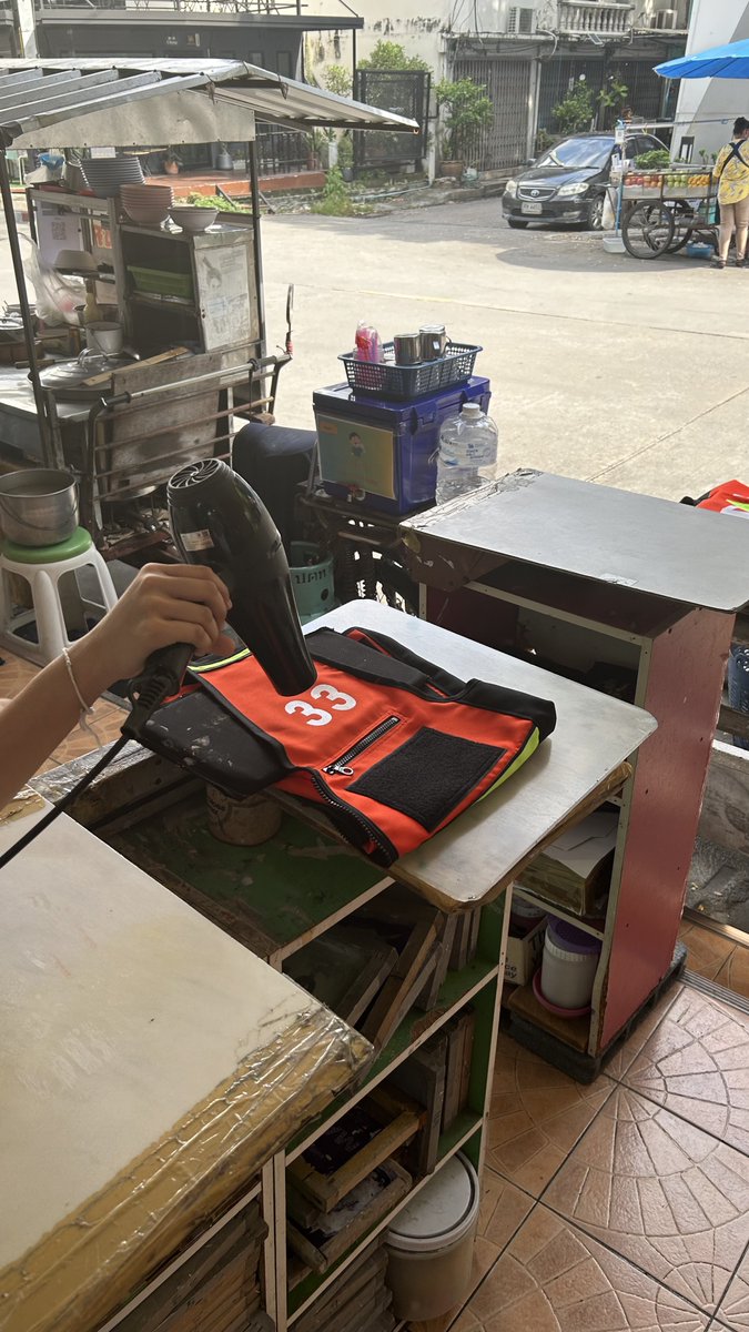 muko1030's tweet photo. タイ生活の思い出に
オリジナルバイタクベスト

スクンビット48入ってすぐの
ซุปเปอร์สปอร์ต SUPER SPORT

サイズ選んで数字選んで言葉選んで
15分くらい待ったら完成

1着500THB https://t.co/Nvl8uXOo17