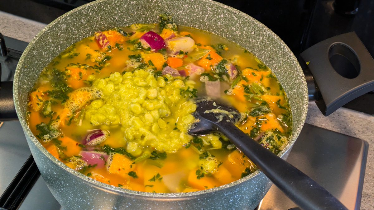 VeganOlive1's tweet image. Mushy peas usually added to all my autumnal soups #Vegan.. Lots for the freezer #Batchcooking #Autumn #October #Soup Red onion, squash, sweet potato, spinach, carrot, garlic, mushy peas, seaweed flakes nooch 😋