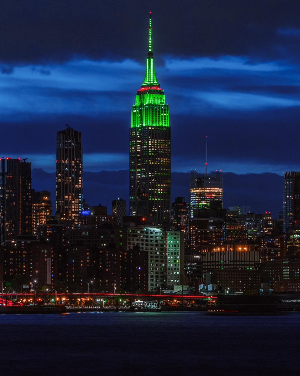 #MedalMonday 🏅Conquered the Empire State Building Run Up! 🏃‍♀️💚🌃 What an incredible experience to climb 86 flights of stairs to the top. Feeling accomplished and exhilarated! #EmpireStateRunUp #BucketList #NewYorkCity #runchat #ukrunchat #bibchat
