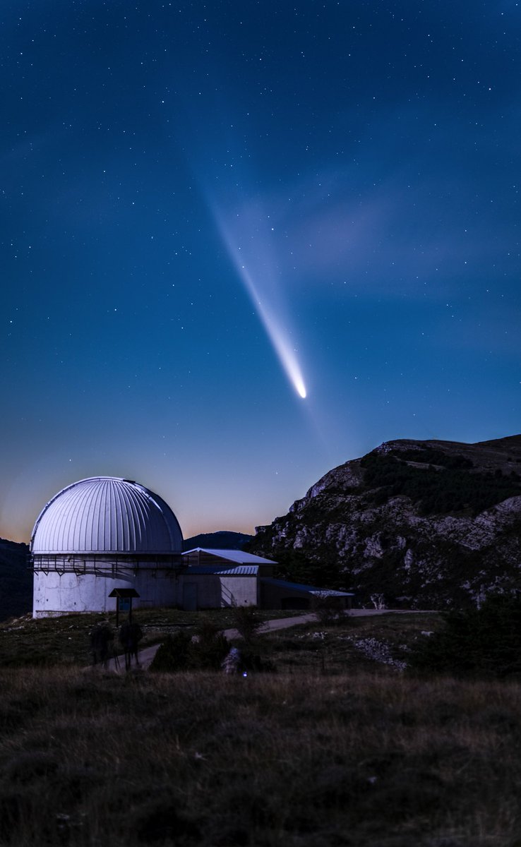 Compositage entre une pose avec suivi sur le ciel et l’avant plan fixe tel qu’observé hier soir au dessus de l’observatoire de la Côte d’Azur. Le temps de pose total sur la comète équivaut à 2min30. On commence à distinguer l’anti-queue de la comète. #Tsuchinshan_ATLAS #comet