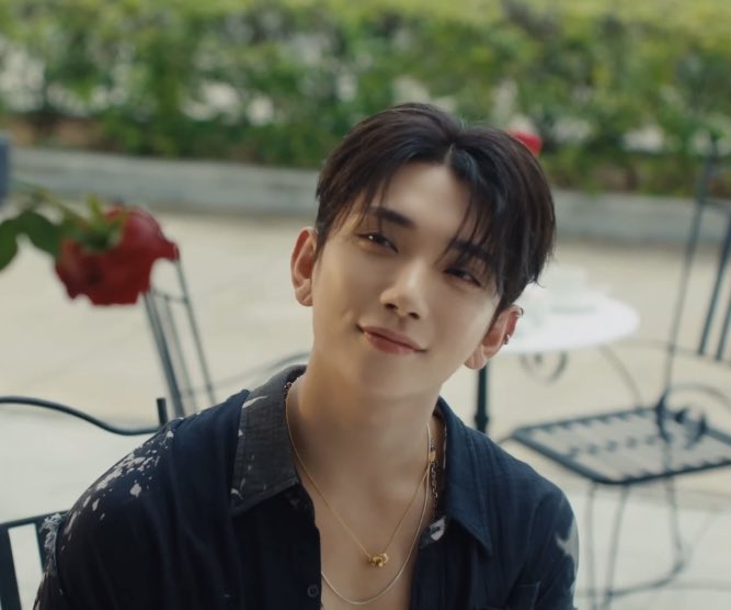 shuasmedia's tweet photo. joshua just smiling at the robber 😭 he can really get away with his smile https://t.co/afKHhXJUy9