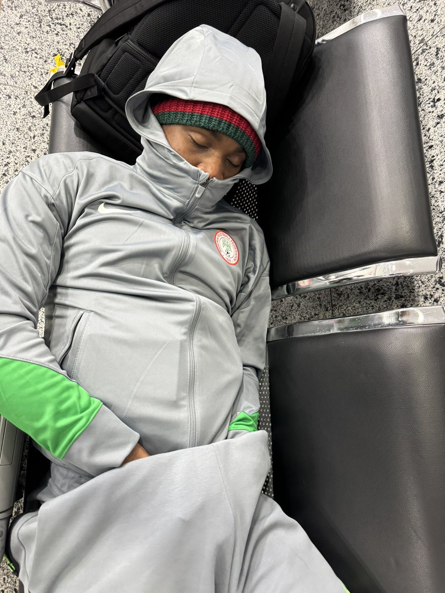lnstantFoot's tweet photo. 🚨 SCANDALE ! La sélection nigériane a été bloquée pendant 16h à l'aéroport libyen sans nourriture ni boisson. 😳🇳🇬

Les Super Eagles devaient affronter la Libye. 🇱🇾

Le match ne se jouera pas en raison du traitement infligé aux joueurs. ❌

Les photos ont été publiées par William Troost-Ekong lui-même sur son compte X.