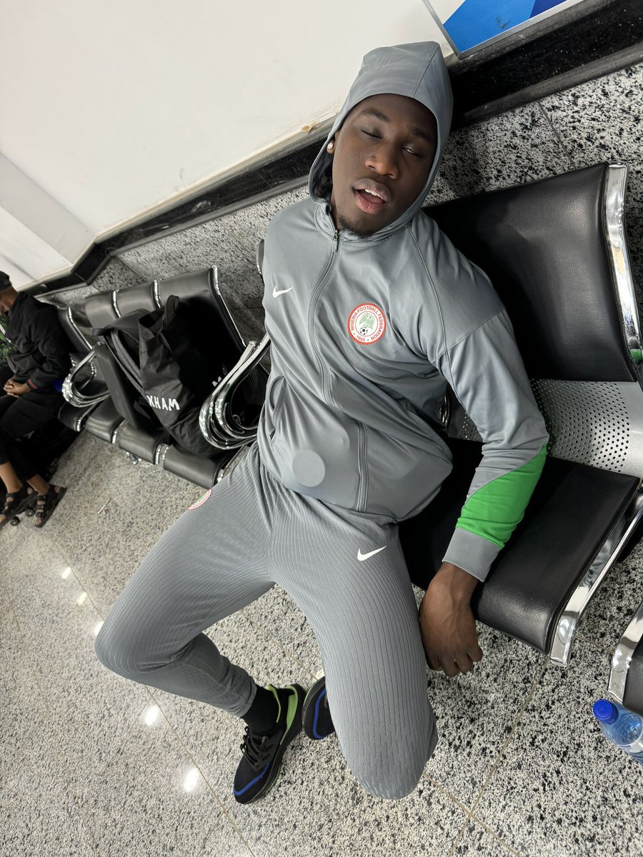lnstantFoot's tweet photo. 🚨 SCANDALE ! La sélection nigériane a été bloquée pendant 16h à l'aéroport libyen sans nourriture ni boisson. 😳🇳🇬

Les Super Eagles devaient affronter la Libye. 🇱🇾

Le match ne se jouera pas en raison du traitement infligé aux joueurs. ❌

Les photos ont été publiées par William Troost-Ekong lui-même sur son compte X.