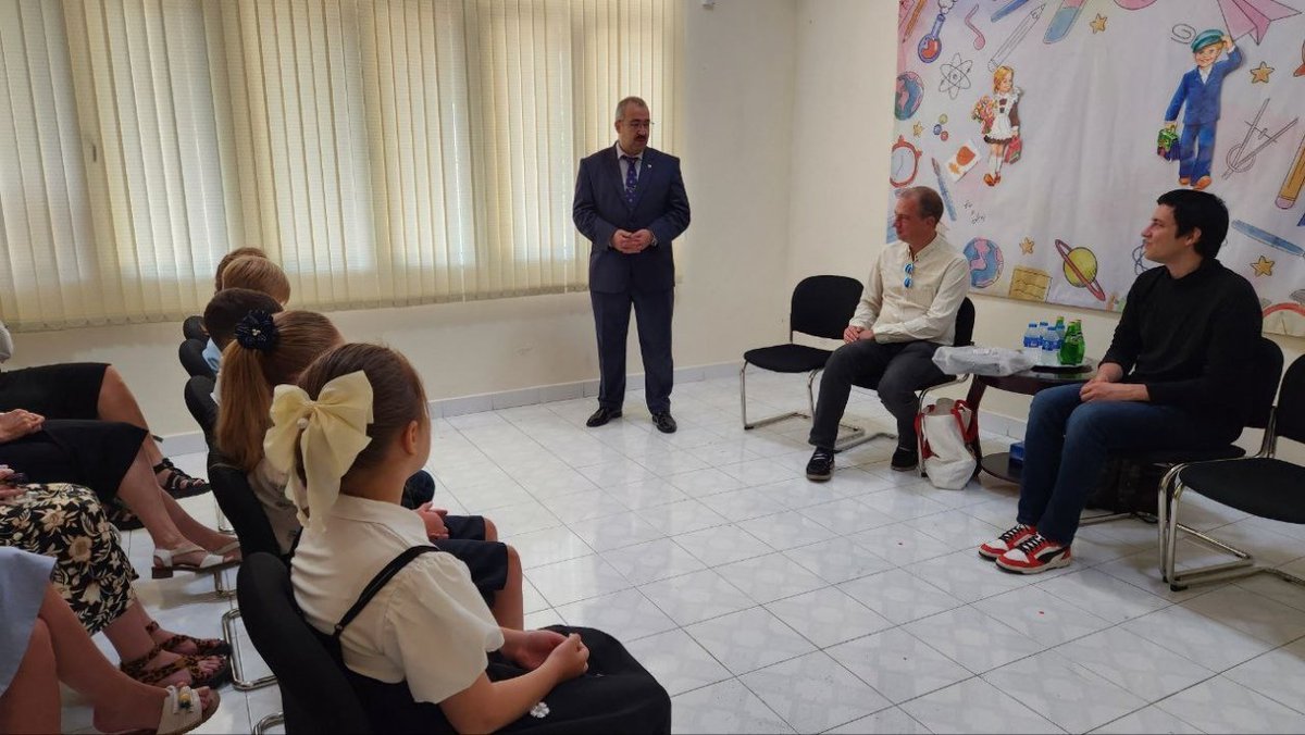 Российские писатели Александр Полторак и Антон Мамон рассказали ученикам школы при Генеральном консульстве в Хошимине о русской классической литературе и важности чтения. Мероприятие прошло в рамках международного фестиваля «Литература Тихоокеанской России. Молодость».