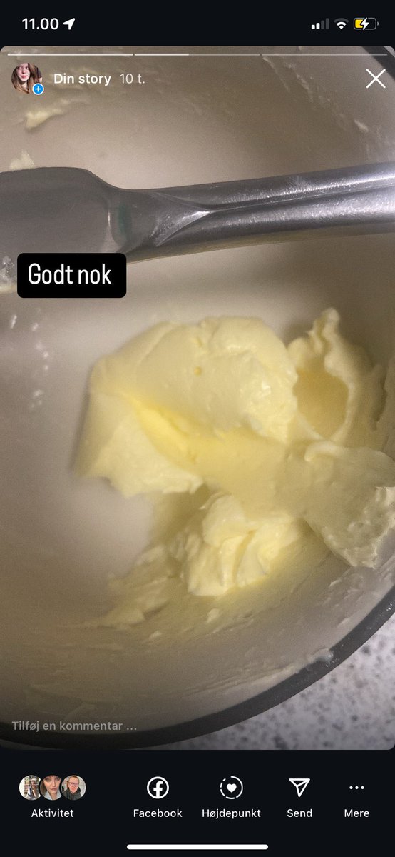 Skulle lave en bolledej i går før jeg gik i seng. Var løbet tør for smør, men havde en rest fløde. Lavede eget smør. Det blev faktisk helt ok!