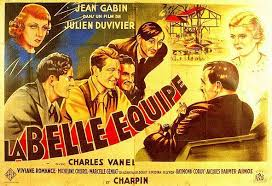 merlinpapin3's tweet photo. .@FredOL69007 #AnecdoteCinéma sur le film #LaBelleEquipe , Sorti pendant la période du Front populaire en France, La Belle Équipe est souvent interprété comme un reflet de l’esprit de l’époque. Le film met en scène un groupe d’ouvriers amis qui gagnent à la loterie et décident d’utiliser leur argent pour bâtir ensemble un guinguette (un café dansant). Il incarne les idéaux de solidarité et de coopération qui résonnaient fortement dans les milieux ouvriers durant les années 1930.
Le film est célèbre pour avoir deux fins différentes. La fin originale, plus sombre, voit l’un des protagonistes (Jean Gabin) mourir, ce qui correspondait au pessimisme habituel de Julien Duvivier. Cependant, en raison de la pression des producteurs et du contexte social, une seconde fin plus optimiste a été tournée, où tous les amis restent unis et heureux. Cette version a été majoritairement diffusée, mais la fin originale a été restaurée et montrée dans certaines projections.
Le film met en vedette Jean Gabin, Charles Vanel, Raymond Aimos, Charles Dorat et Raphaël Médina en tant que cinq amis unis par un projet commun. Cette camaraderie à l’écran reflétait également l’ambiance sur le plateau de tournage, où les acteurs avaient développé une vraie complicité. Jean Gabin, qui devenait une grande star du cinéma français, était au cœur de cette dynamique, apportant sa présence magnétique au groupe.
La Belle Équipe est l'un des films qui a véritablement consolidé Jean Gabin comme une figure incontournable du cinéma français. À cette époque, Gabin était en train de devenir une icône nationale, notamment pour ses rôles d’homme simple, honnête et fort, souvent en lien avec la classe ouvrière. Ce film, avec ses thèmes d'amitié et de lutte collective, était parfaitement adapté à son image publique.
L’un des aspects novateurs du film est l’utilisation de décors naturels plutôt que de studios. Beaucoup de scènes ont été tournées en extérieur, notamment au bord de la Marne, dans des paysages qui ajoutent une authenticité et une fraîcheur visuelle à l’œuvre. Cela reflétait le désir de Julien Duvivier de capturer un certain réalisme, en écho aux préoccupations sociales de l’époque.
Chanson emblématique "Quand on s'promène au bord de l'eau" : Le film est aussi célèbre pour la chanson interprétée par Jean Gabin, "Quand on s'promène au bord de l'eau", qui est devenue un classique de la chanson française. Elle incarne la légèreté, la camaraderie et le rêve d'une vie meilleure, tout en contrastant avec les tonalités plus dramatiques du film.