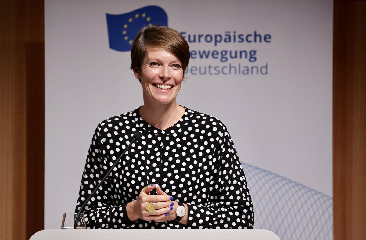 Dr. <a href="/Linn_la_s/">Linn Selle</a> bedankt sich für die enge &amp; vertrauensvolle Zusammenarbeit mit #EBDGenSek <a href="/huettemann/">Bernd 🇪🇺 http://bluesky/huettemann.eu 🦋 🇺🇦</a> und Team &amp; beim #EBDVor|stand &amp; den Mitgliedsorganisationen! Und schließt ihre Rede mit mit einem Zitat: "Europa ist nie eine Selbstverständlichkeit. Europa ist Wille und Geduld."