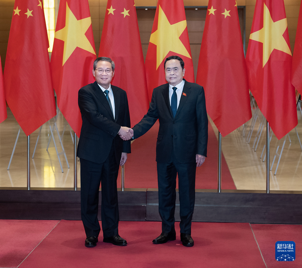 YDunhai's tweet photo. Premier Li Qiang met with Tran Thanh Man, Chairman of the National Assembly of Vietnam, and made the remarks that #China is ready to work with #Vietnam to firmly advance the building of a China-Vietnam #communitywithasharedfuture, jointly meet external challenges and better achieve common development.